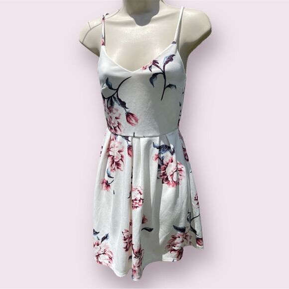 Monteau Dresses & Skirts - Monteau White Rose Dress Size Extra Small